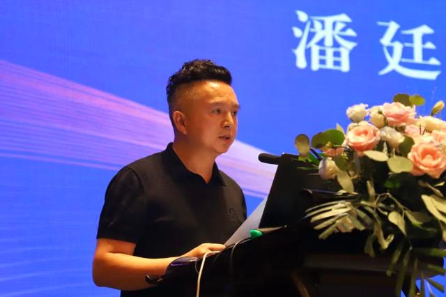 锆铪分会副会长兼秘书长安仲生,中国五金制品协会专职副理事长金立新