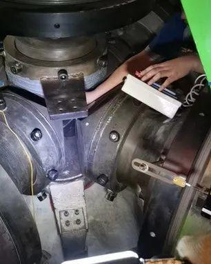 提升六面顶压机硬质合金顶锤与压缸使用寿命的综合策略